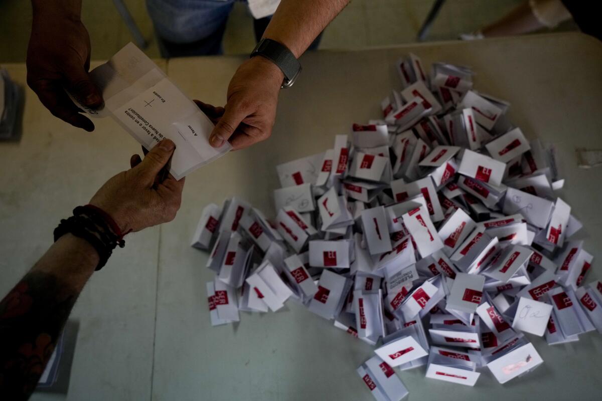 Trabajadores electorales abren los votos para el conteo tras el cierre de urnas en Santiago, Chile, 