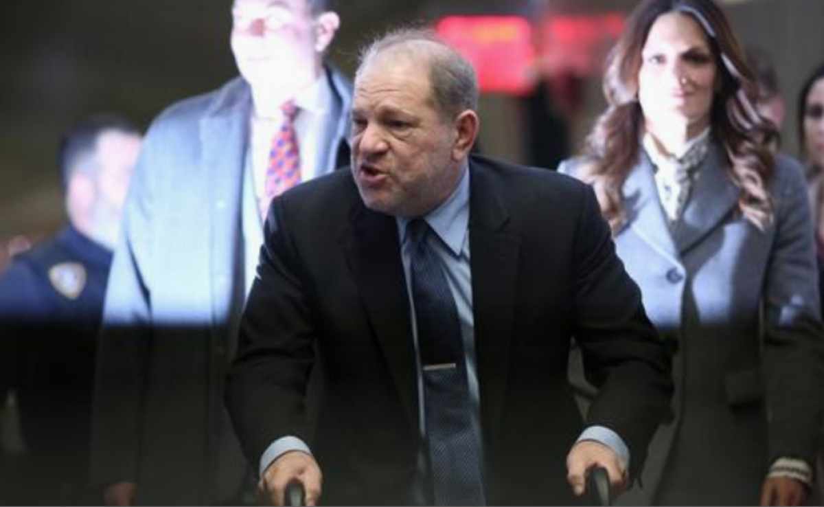 Harvey Weinstein camina hacia la sala del tribunal para su juicio en la Corte Suprema del Estado el 29 de enero de 2020 en Nueva York. Weinstein está siendo juzgado por violación. (Alec Tabak para el New York Daily News)
