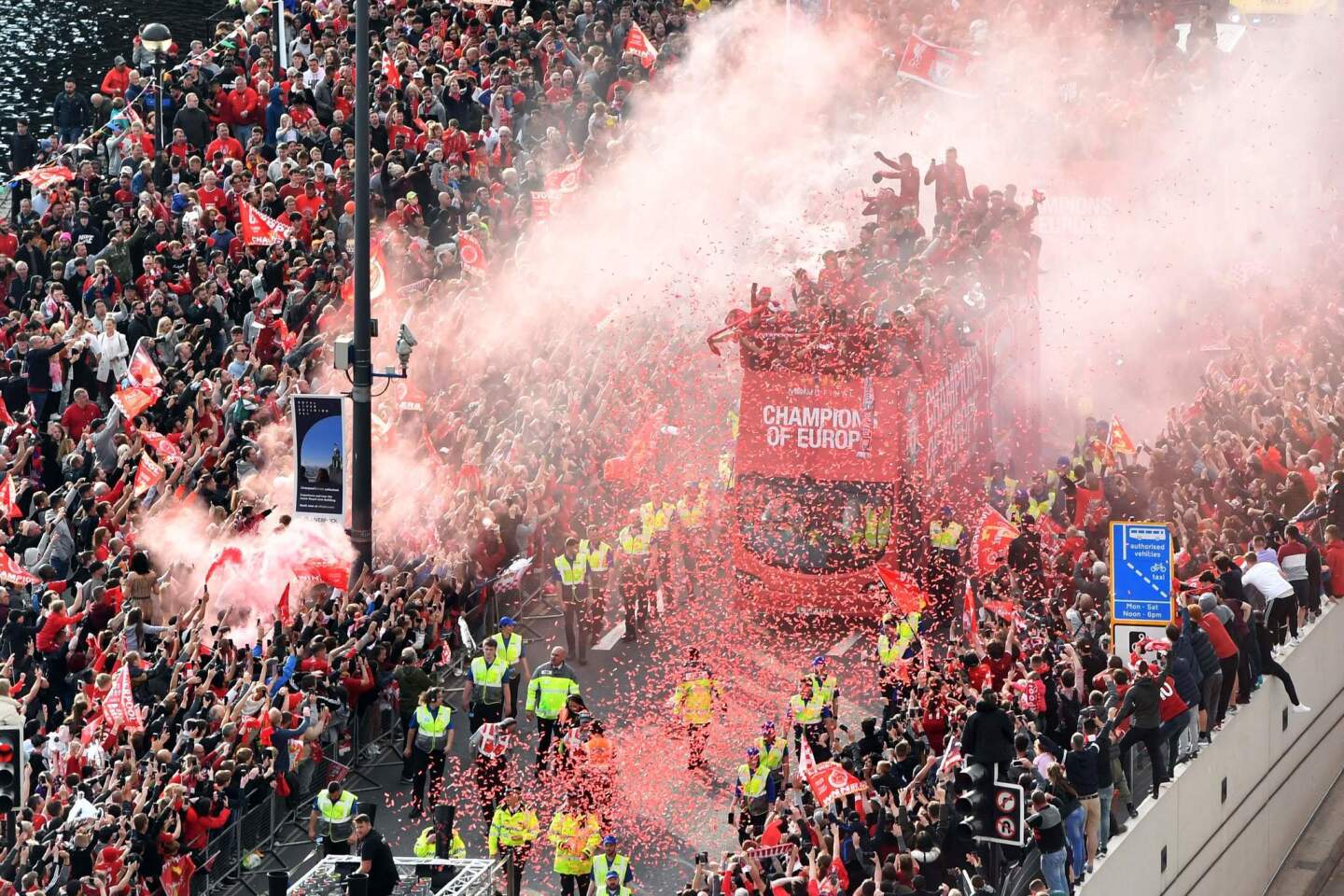 FBL-EUR-C1-ENG-LIVERPOOL-TROPHY-PARADE