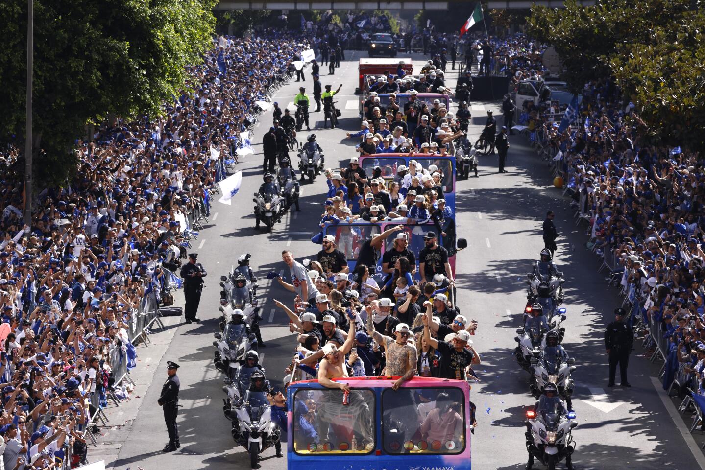 1481699-me-dodgers-parade-celebration-gem-010.jpg