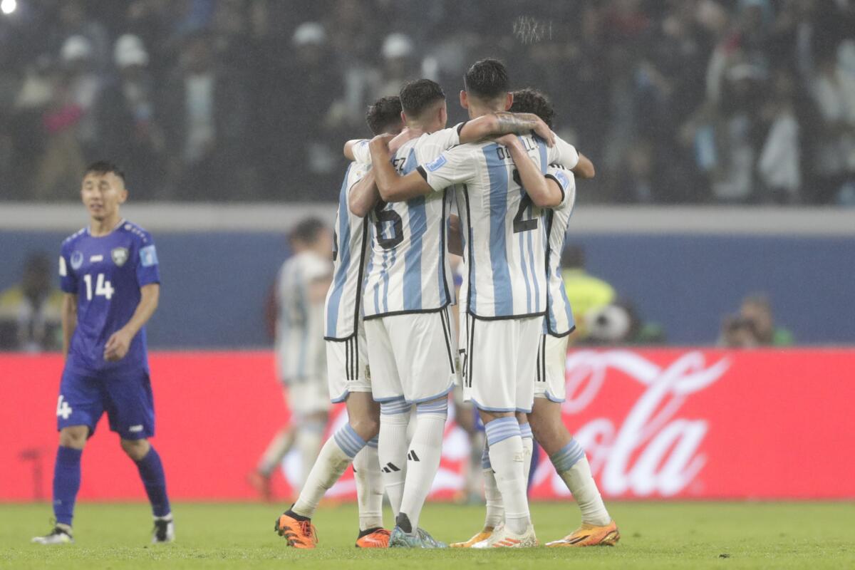 Los jugadores de Argentina festejan el segundo tanto en su partido ante Uzbekistán,