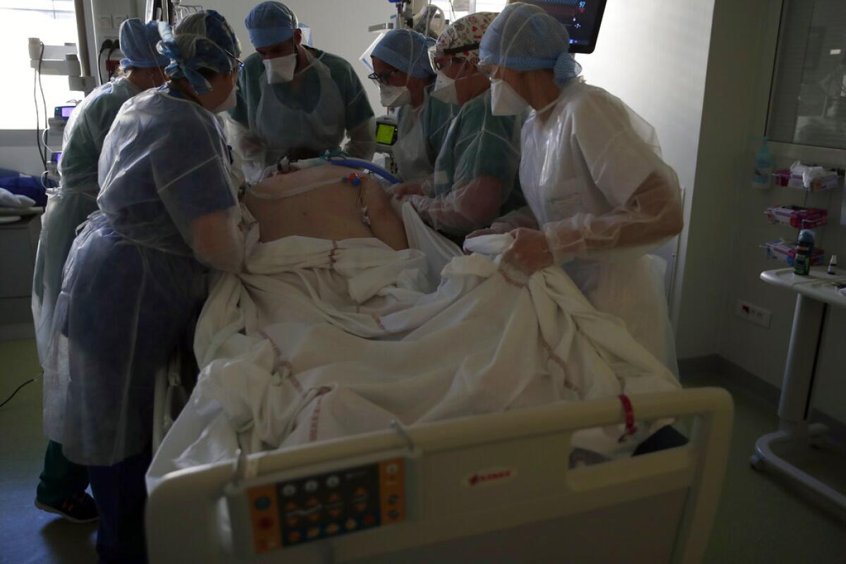 ARCHIVO.- Personal médico atiende a un enfermo de COVID-19.
