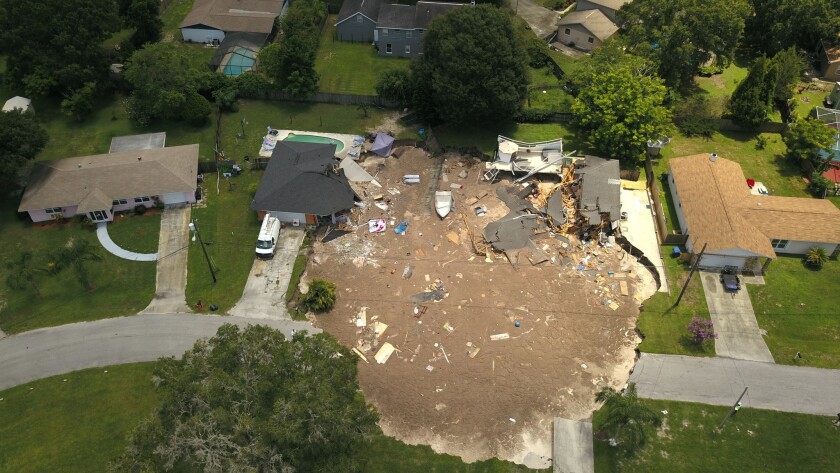 Growing Sinkhole Swallows 2 Houses 1 Boat In Florida Los
