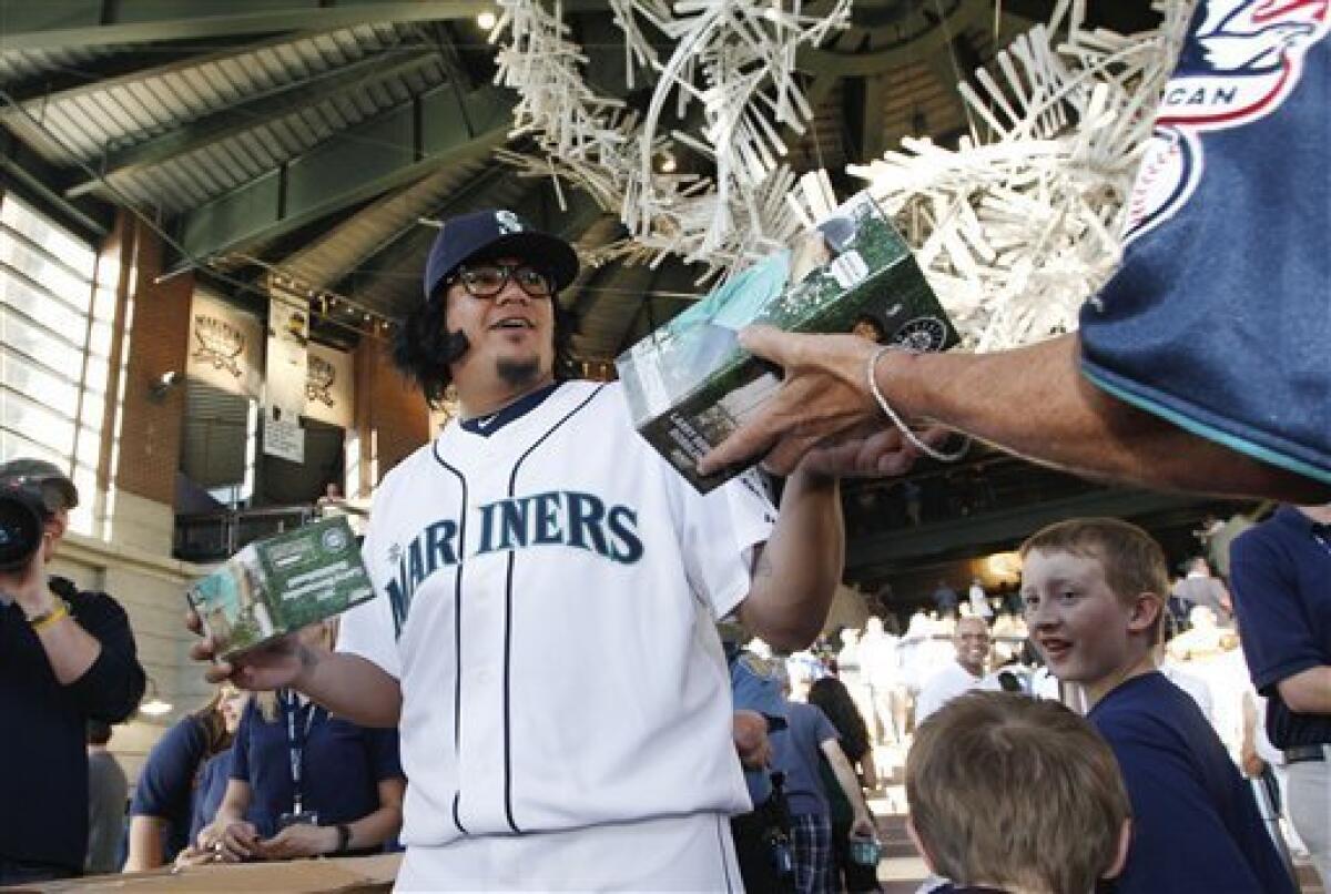 Hernandez hands out bobblehead to Mariners fans - The San Diego  Union-Tribune