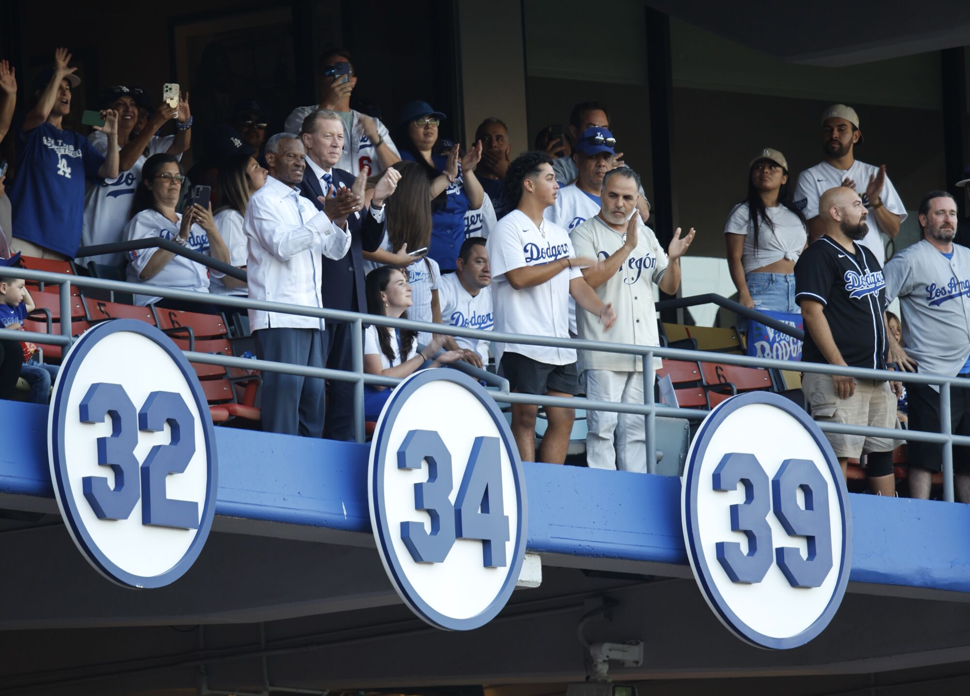 Les fans célèbrent la révélation du numéro à la retraite de Fernando Valenzuela lors d'une cérémonie au Dodger Stadium.
