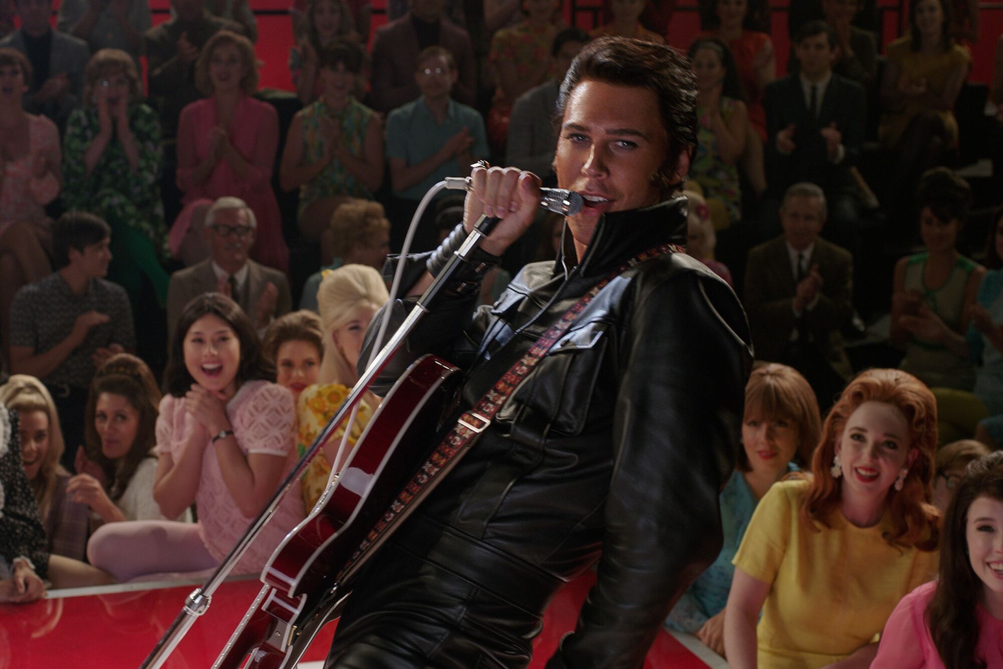 El actor Austin Butler en una escena de la cinta "Elvis".