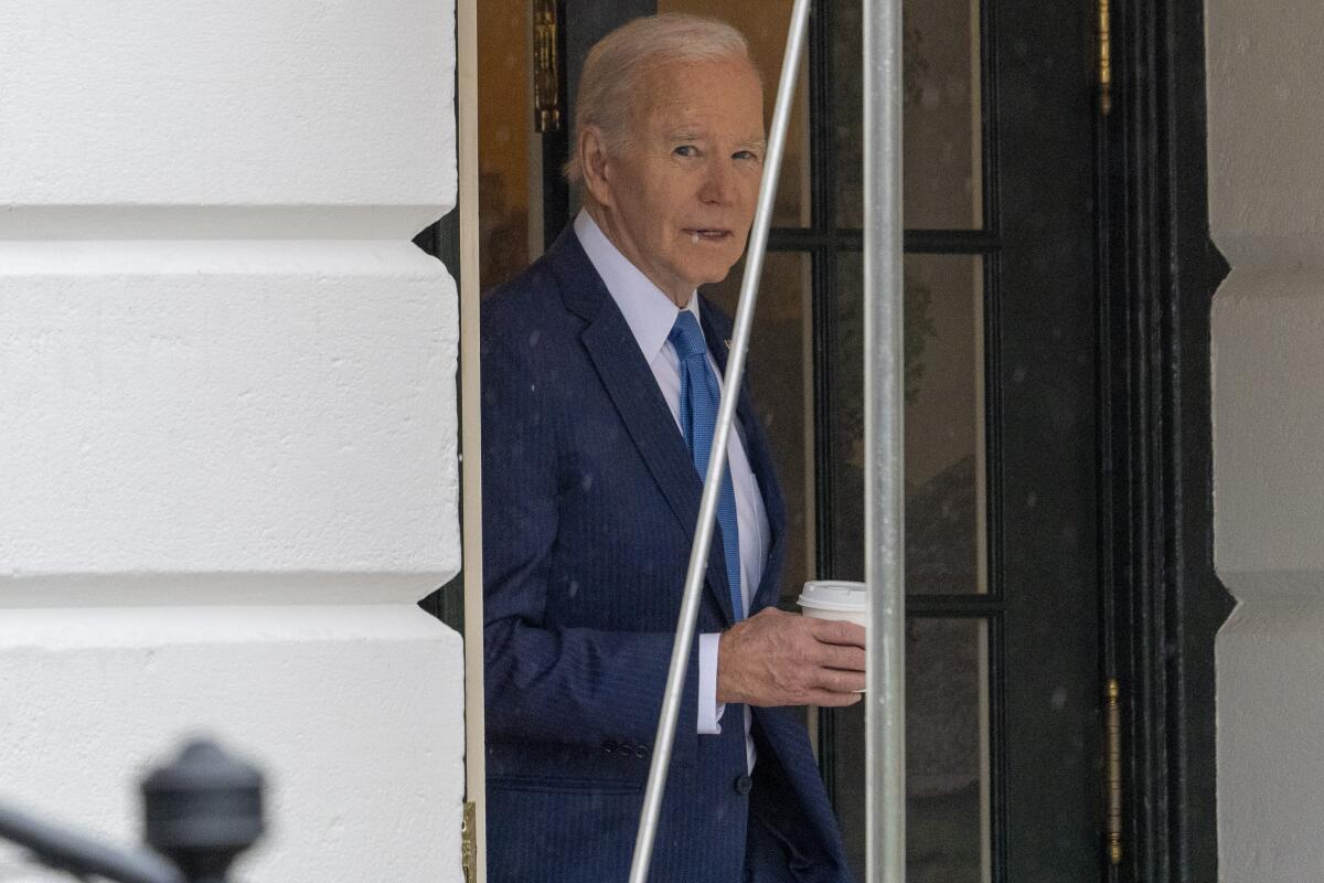 El presidente Joe Biden sale de la Casa Blanca en Washington, el miércoles 28 de febrero de 2024. (AP Foto/Andrew Harnik)