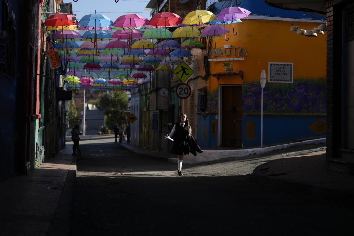 Una estudiante camina por la Calle de las Violetas en La Candelaria, en Bogotá, Colombia, 