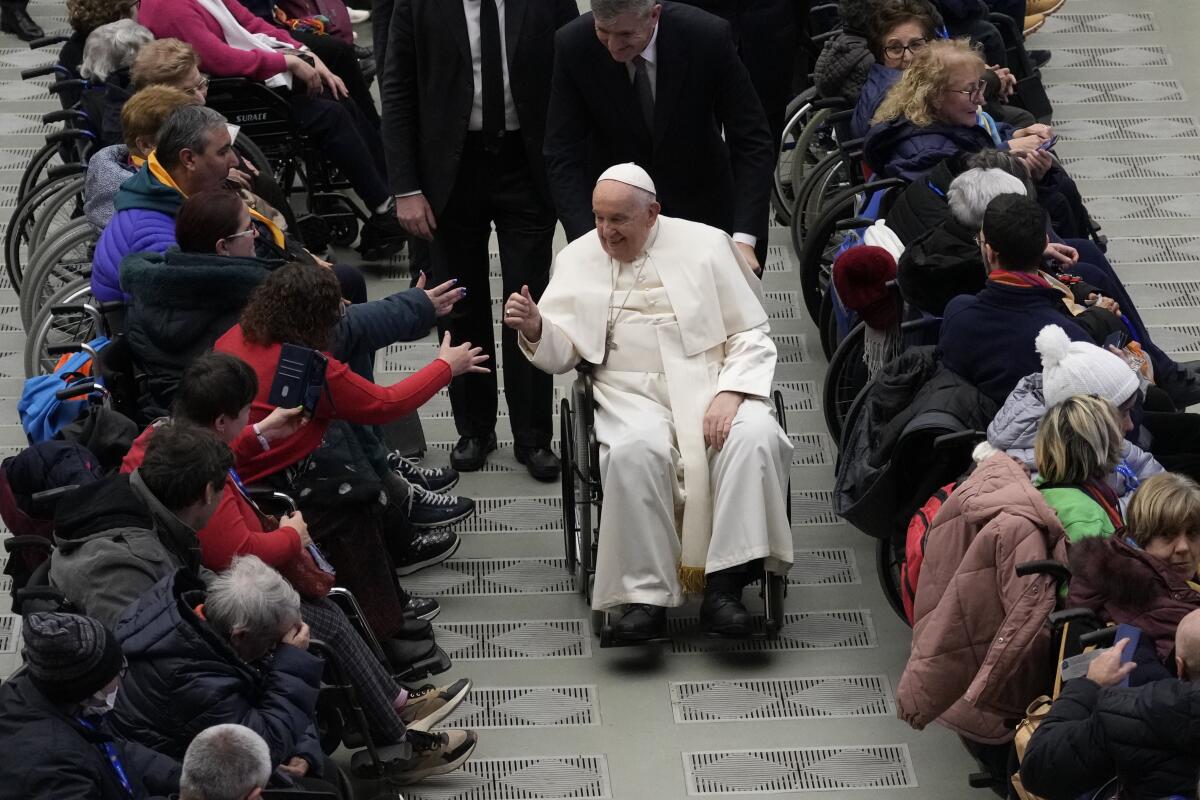 El papa Francisco saluda a los asistentes a una audiencia con personas enfermas