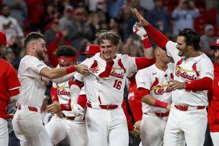 Nolan Gorman (16), de los Cardenales de San Luis, es asediado por sus compañeros de equipo mientras celebran después de su cuadrangular con el que dejaron tendidos a los Diamondbacks de Arizona, el lunes 22 de abril de 2024, en San Luis. (AP Foto/Scott Kane)