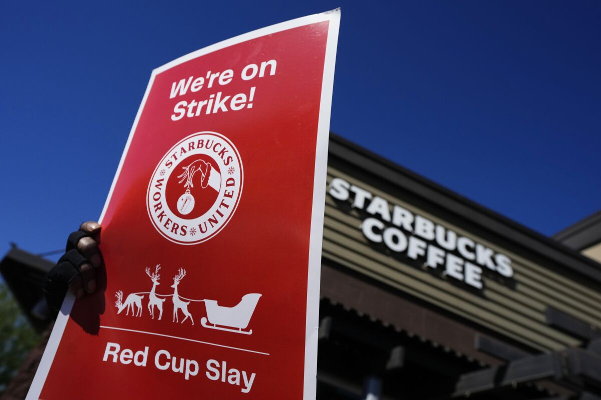 ARCHIVO - Empleados de Starbucks hacen huelga frente al local en Mesa, Arizona, 17 de noviembre de 2022. Trabajadores de Starbucks en todo Estados Unidos planean iniciar una huelga de tres días a partir del viernes 16 de diciembre de 2022 como parte de su campaña para formar un sindicato de toda la cadena de cafeterías. (AP Foto/Matt York, File)