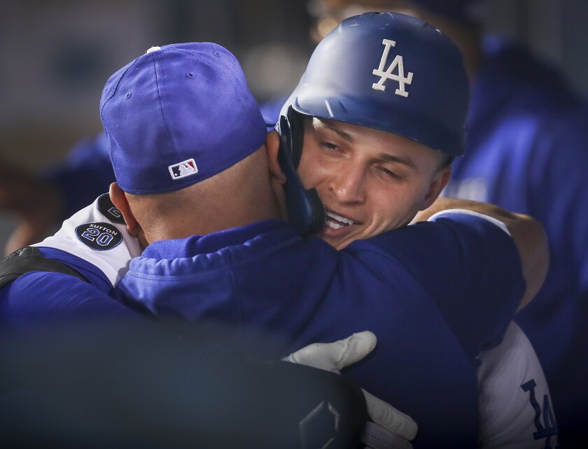 Corey Seager, dos Dodgers, comemora seu home run de duas corridas com companheiros de equipe.