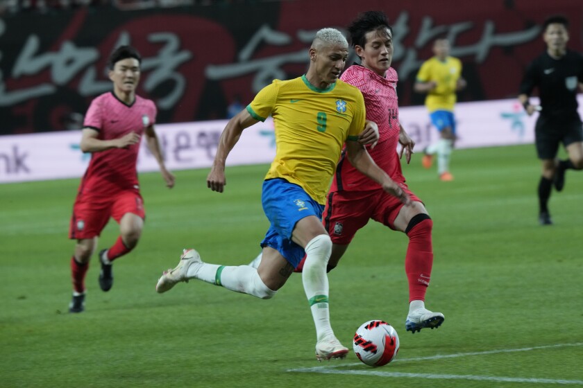 El brasileño Richarlison va por el balón ante Hong Chul de Corea del Sur durante un partido amistoso 