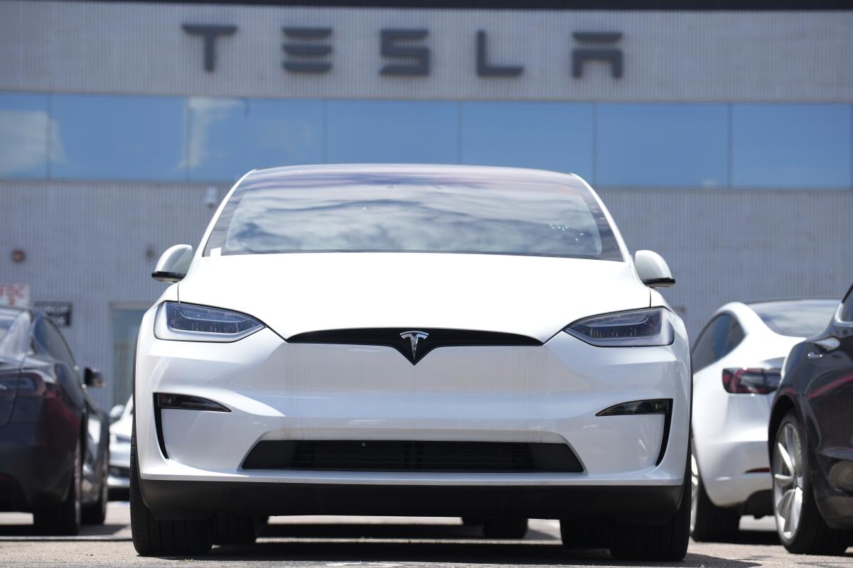 Un Model X 2023 afuera de un concesionario Tesla el 18 de junio de 2023, 