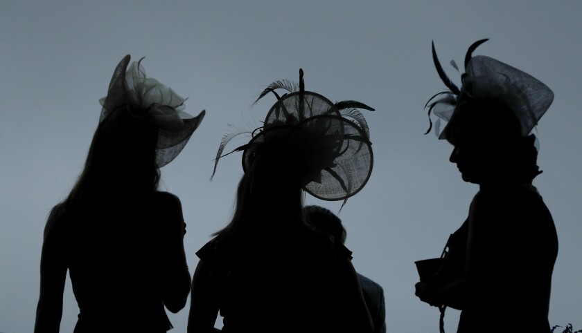 naiset käyttävät koristeellisia hattuja ennen Kentucky Derbyn 145. osakilpailua Churchill Downsissa 4. toukokuuta 2019.