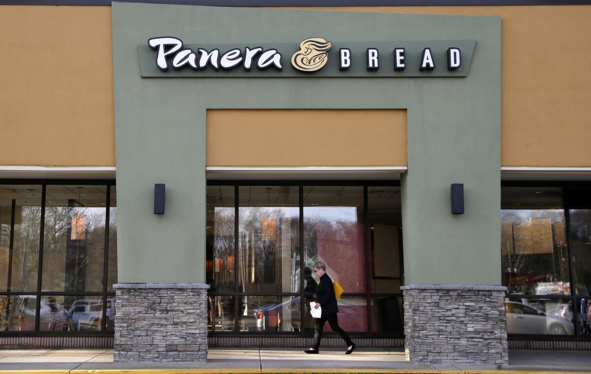 Empleando a sus propios choferes, los restaurantes Panera ahora ofrecen servicio a domiclio.