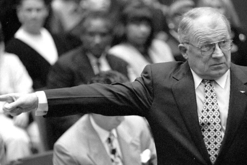 O.J. Simpson defense attorney F. Lee Bailey points to the audience and asks Los Angeles Police Det. Mark Fuhrman if he recognizes anyone who helped him prepare for his testimony, Thursday, March 16, 1995 in Los Angeles Criminal Courts Building. (AP Photo/Sam Mircovich, Pool)