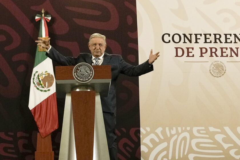ARCHIVO - El presidente mexicano Andrés Manuel López Obrador ofrece su conferencia matutina diaria el 15 de abril de 2024, en el Palacio Nacional de la Ciudad de México. (AP Foto/Marco Ugarte, archivo)