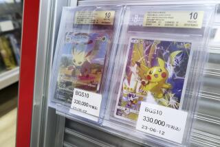 Tarjetas Pokémon, expuestas para su venta en una tienda en Tokio, el 19 de junio de 2023. (Kyodo News vía AP)