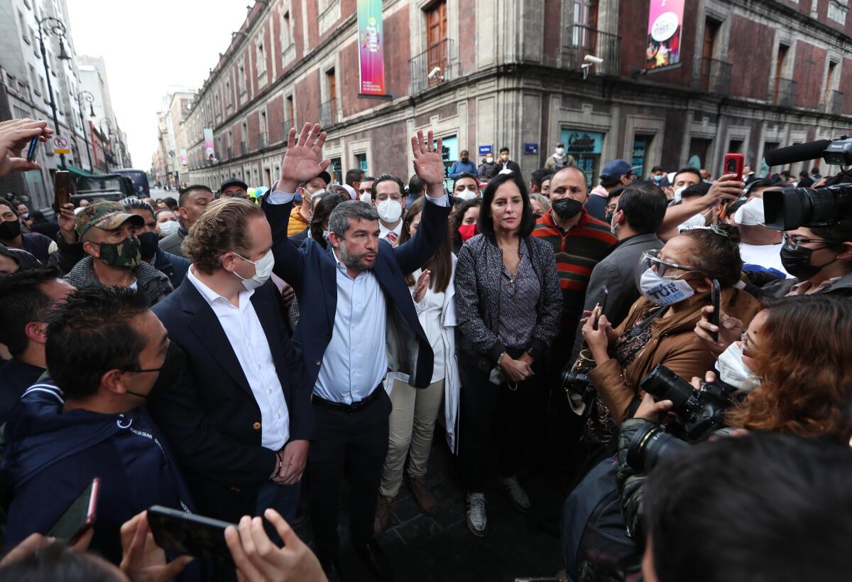 Una protesta de alcaldes opositores en Ciudad de México acaba a golpes