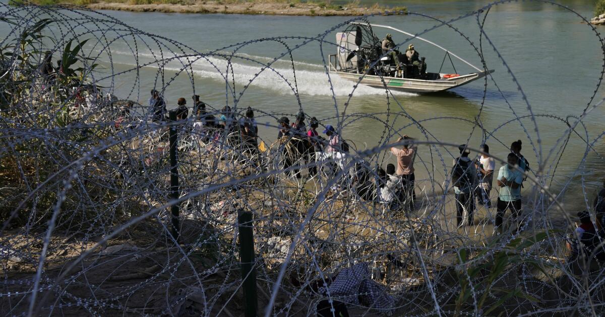 La police du Texas pourrait arrêter des migrants en vertu d’un projet de loi qui est sur le point d’être approuvé par le gouverneur