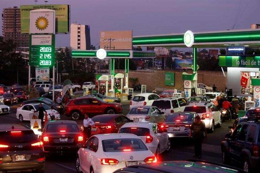 Fotografía de vehículos cuyos conductores esperan para comprar combustible en Guadalajara (México). EFE
