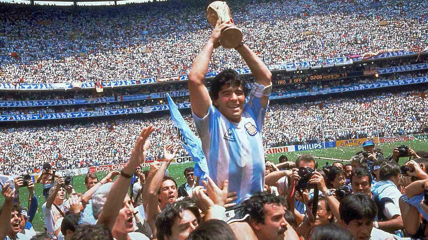 El día que tocó el cielo: Maradona con el trofeo de la Copa del Mundo México 1986.