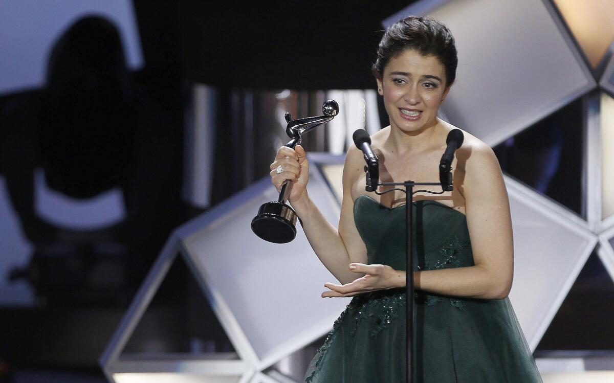 La actriz argentina Érica Rivas tras recibir el premio Premio Platino del Cine Iberoamericano como Mejor Actriz, por su interpretación en "Relatos Salvajes".