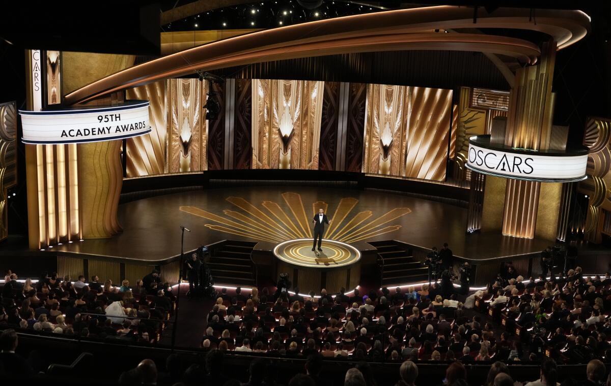 ARCHIVO - El anfitrión Jimmy Kimmel habla en los Oscar el 12, de marzo de 2023,