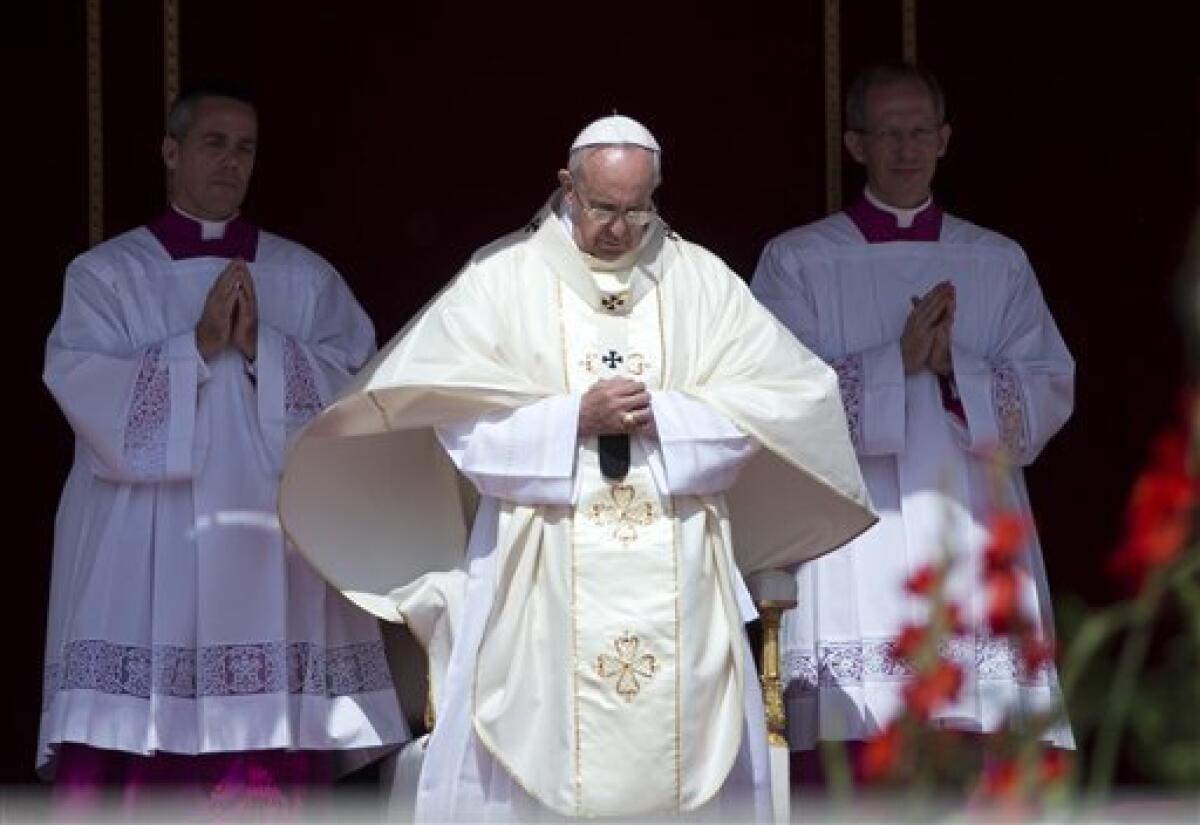 La Iglesia católica prohíbe a sus fieles esparcir las cenizas de los difuntos, dividirlas entre los familiares y también que sean conservadas en casa, según un nuevo documento publicado hoy.