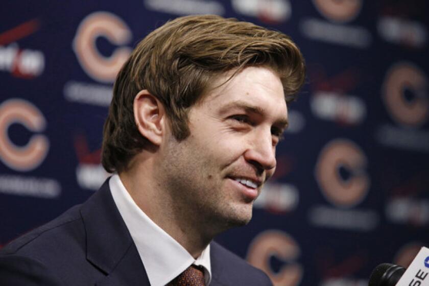 Quarterback Jay Cutler signed a seven-year contract with the Chicago Bears on Thursday.