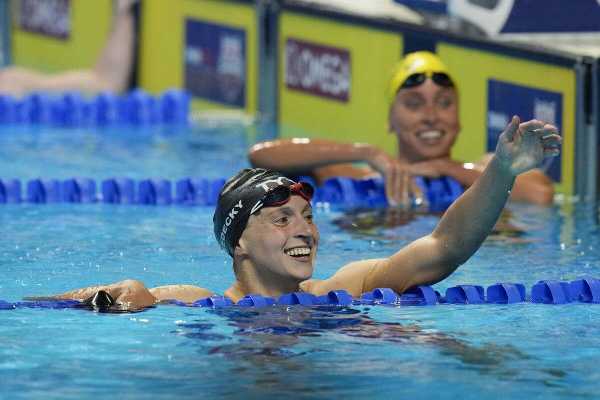 Katie Ledecky celebra tras ganar los 400 metros libres en los clasificatorios nacionales de EEUU rumbo a las Olimpiadas.