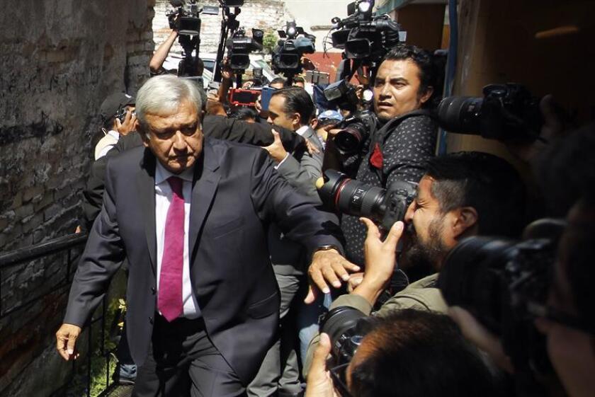 El futuro presidente de México, Andrés Manuel López Obrador, llega a su casa de campaña para sus actividades diarias, en Ciudad de México (México). EFE