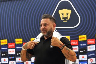 El argentino Mohamed firma como técnico de Pumas y promete buscar el título