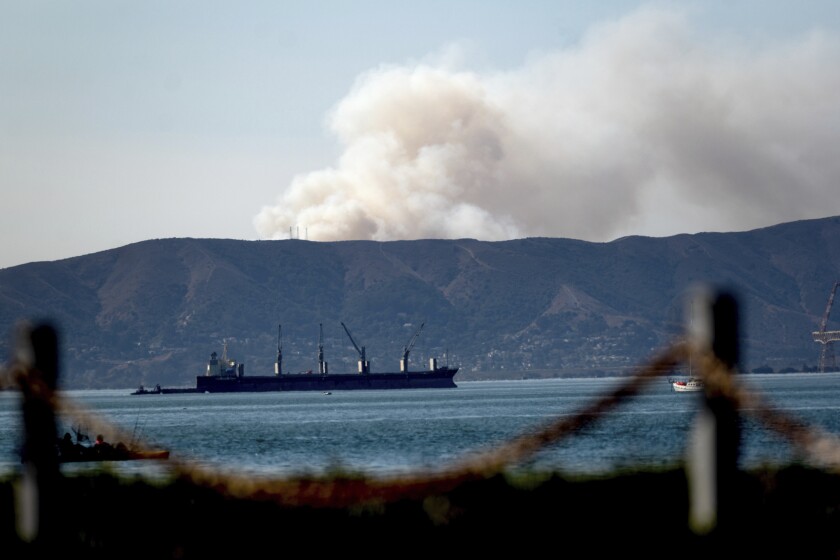 Un incendio en el sur de San Francisco, visto desde Alameda, California, el 16 de octubre de 2020. (AP Foto/Noah Berger)
