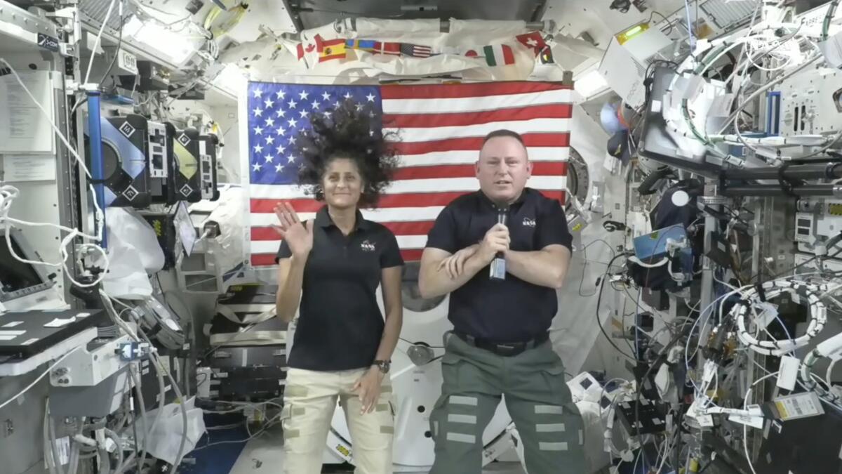 En esta foto de video entregado por la NASA, los astronautas Suni Williams (izq) 