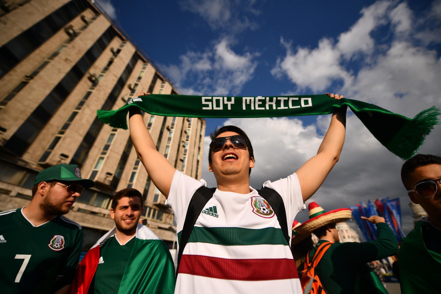 La afición mexicana, orgullosa de sus colores en Moscú.
