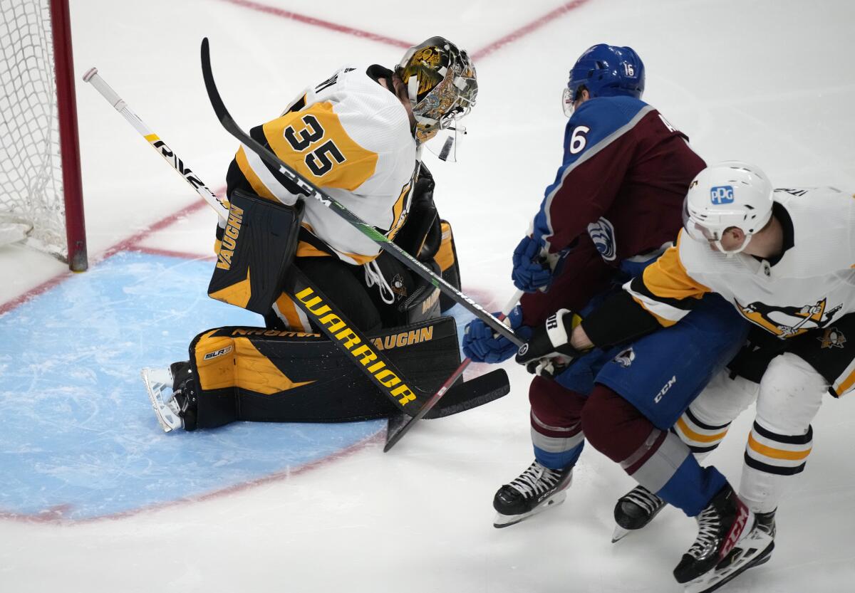 Toews helps Avalanche beat Penguins 3-2 for 28th home win