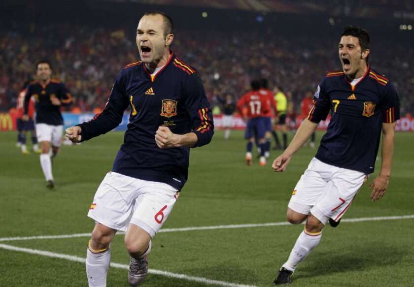 David Villa (d) celebra con Andrés Iniesta (i) el tanto que le dio a España su primer Mundial en 2010.