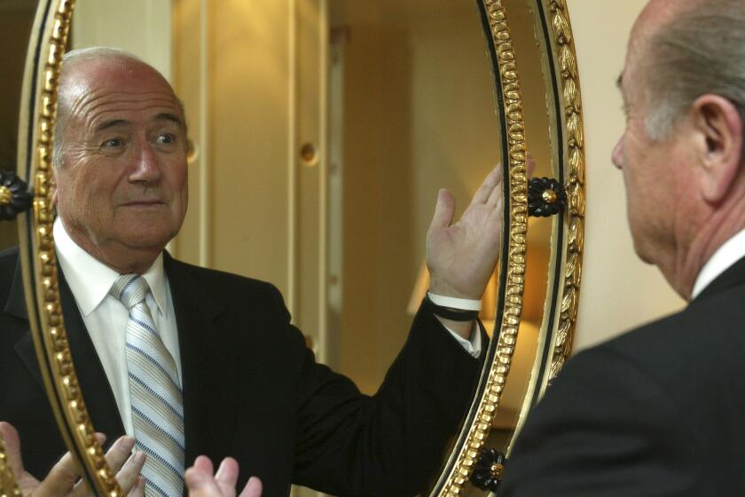 El presidente de la FIFA, Joseph Blatter, posa para una foto el 1 de septiembre de 2005 en un hotel en Londres.
