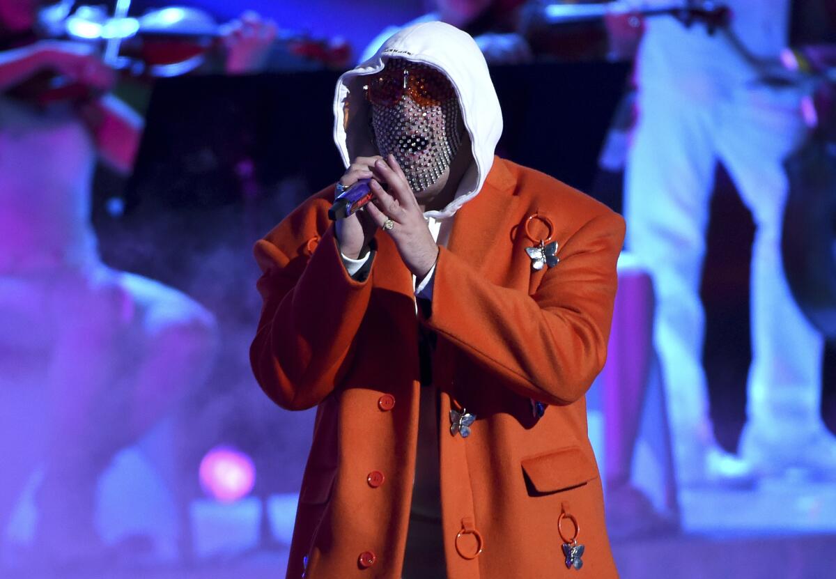 En esta foto del 14 de noviembre del 2019, Bad Bunny actúa en la 20ma entrega anual de los Latin Grammy en Las Vegas. La gira de Bad Bunny está entre las más lucrativas del momento a nivel mundial, según la lista semanal de Pollstar. (AP Foto/Chris Pizzello, Archivo)