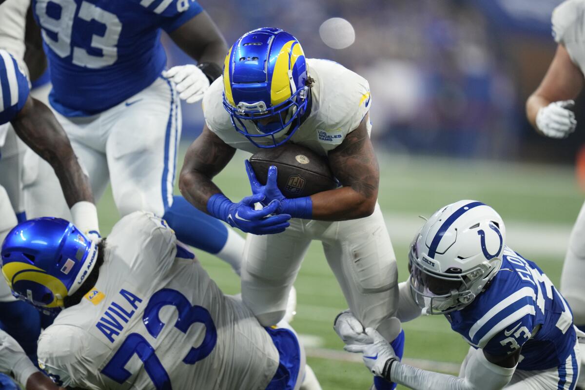Rams geri koşuyor Kyren Williams, Indianapolis Colts'a karşı koşuyor.