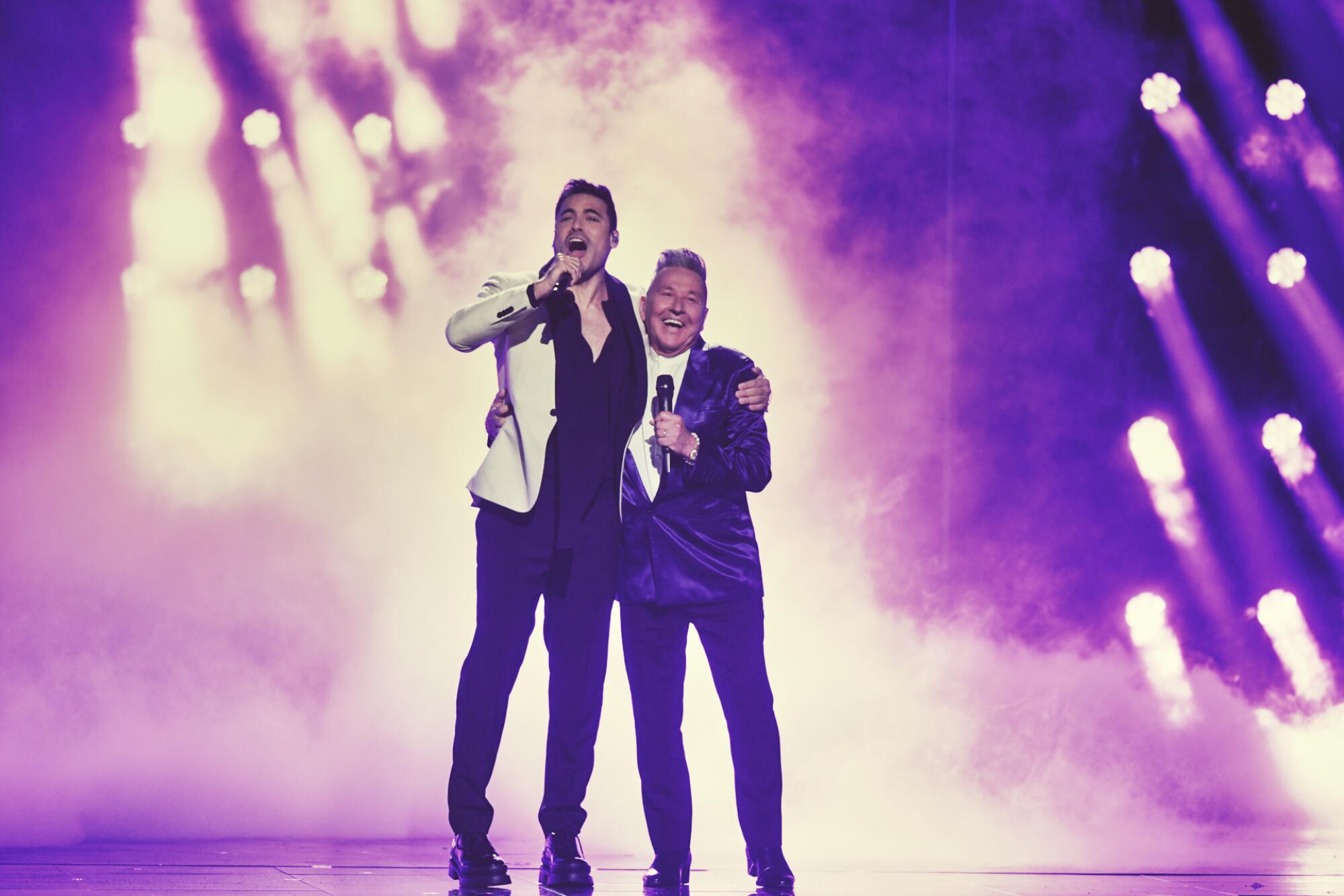 Ricardo Montaner y Carlos Rivera hicieron vibrar a la audincia con sus interpretación a dúo.
