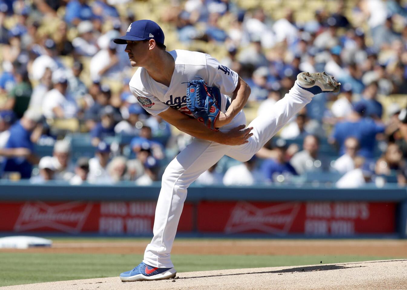 El lanzador titular de los Dodgers, Walker Buehler, en acci?n ante los Rockies hoy, lunes 1 de octubre de 2018, durante la primera entrada de un juego para determinar al ganador de la Divisi?n Oeste de la Liga Nacional de las Grandes Ligas de B?isbol, entre los Dodgers de Los ?ngeles y los Rockies de Colorado, en el estadio de los Dodgers en Los ?ngeles, California (EE.UU.). El ganador se convierte en el ganador de la Divisi?n Oeste y el perdedor se convierte en uno de los dos equipos comodines de la Liga Nacional.