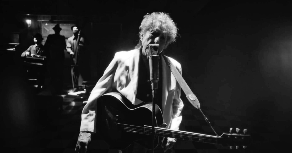 On Bob Dylan Livestream He Still Loves Messing With Us Los Angeles Times Bob Dylan 2022 Concert Review