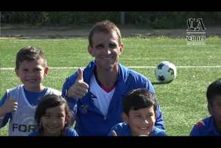 VIDEO: Iván Alonso, directivo de Cruz Azul, sostiene clínica con niños del Sur de California