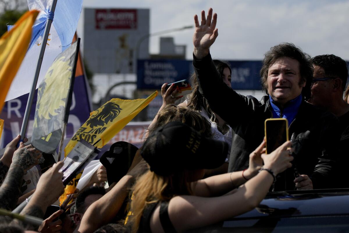 Ministro argentino defiende a Javier Milei por ropa militar usando