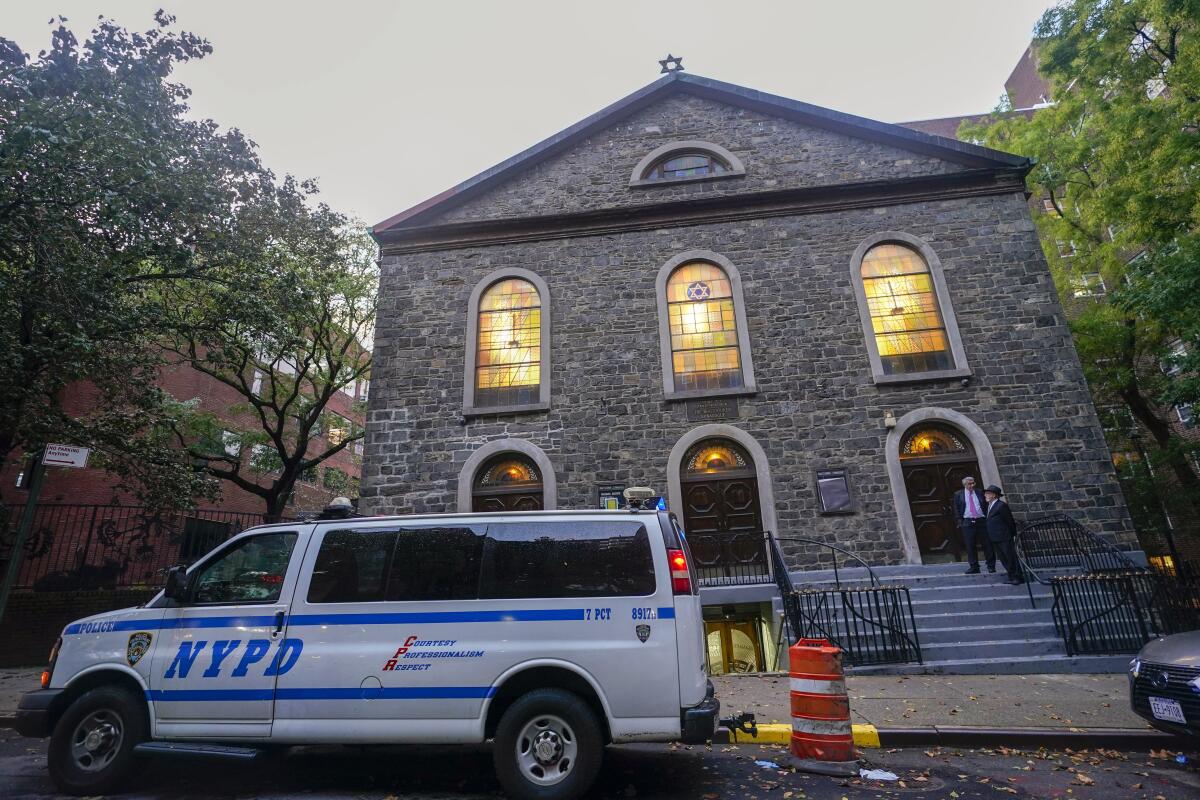 Una camioneta del Departamento de Policía de Nueva York se estaciona frente a una sinagoga