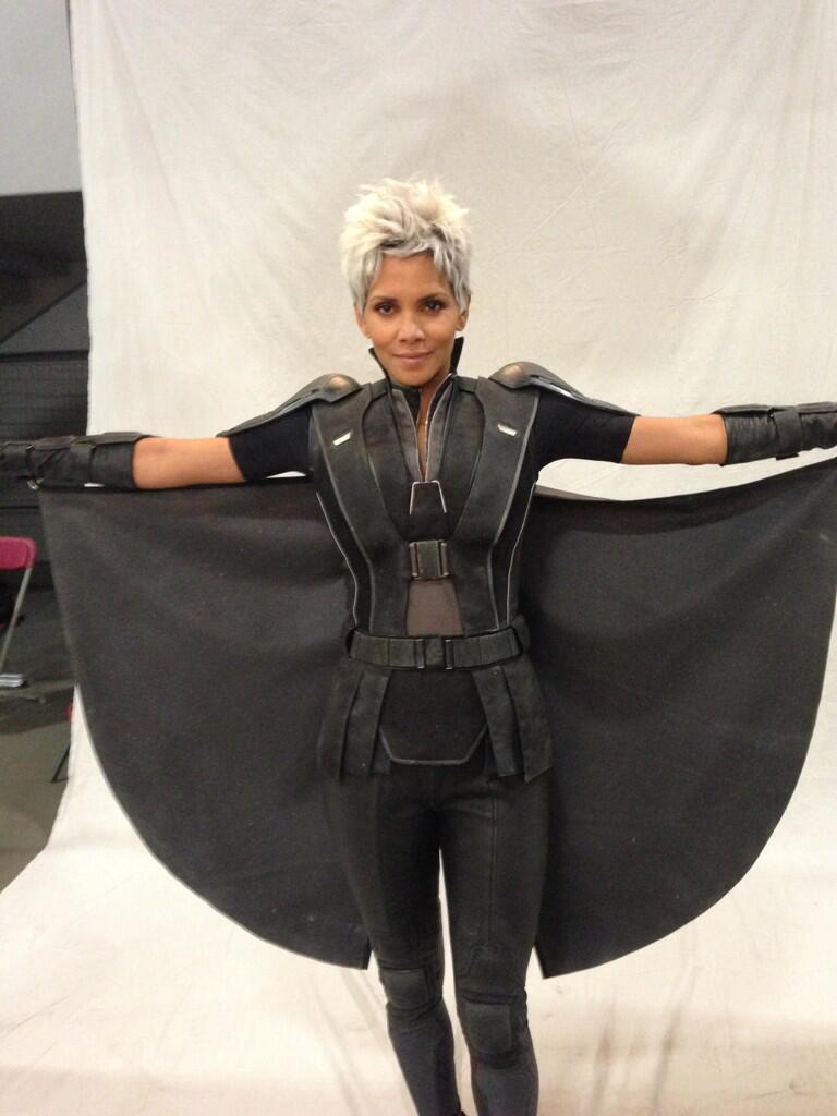 Halle Berry S Baby Bump Concealed In X Men Storm Costume Los Angeles Times