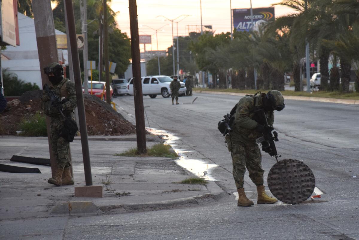 Un soldado de la Marina inspecciona una alcantarilla abierta tras la captura del narcotraficante más buscado del mundo, Joaquín "El Chapo" Guzmán, en la ciudad de Los Mochis, en México, el 8 de enero de 2016.